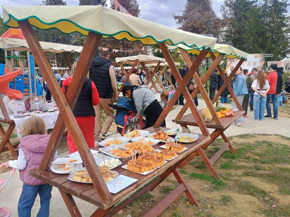 <p>Na petom izdanju manifestacije u Gradskom parku na Port Mileni posjetioci mogu da degustiraju i kupe domaće maslinovo ulje, agrume, nar, med, sir i druge proizvode</p>