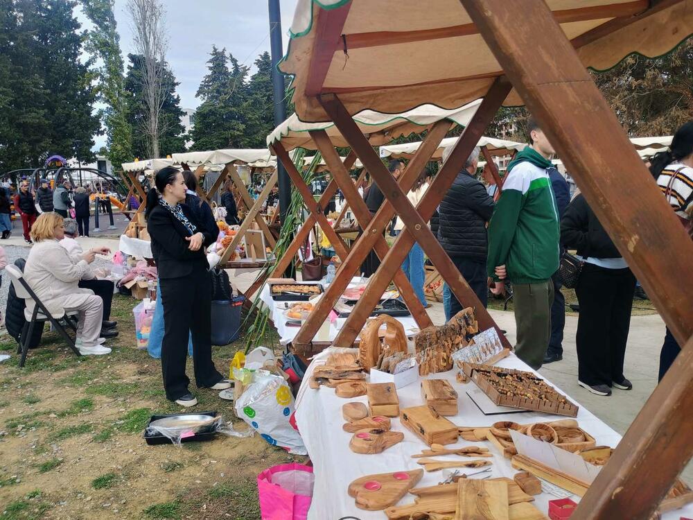 <p>Na petom izdanju manifestacije u Gradskom parku na Port Mileni posjetioci mogu da degustiraju i kupe domaće maslinovo ulje, agrume, nar, med, sir i druge proizvode</p>