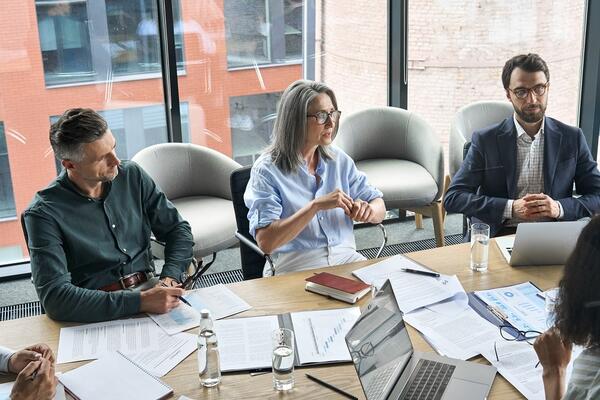 Da li vaša plata prati vaše godine: Vodič za upravljanje novcem tokom karijere