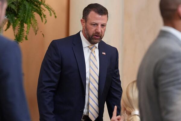 Od vodoinstalatera do multimilionera: Kako je sekretar za unutrašnju bezbjednost SAD izgradio bogatstvo