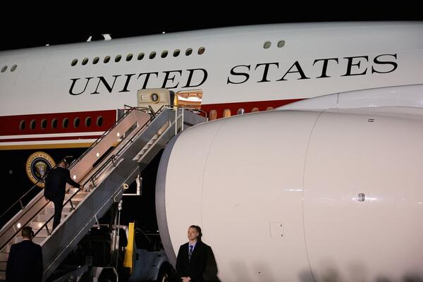 Белый дом приостановил полеты самолета Трампа в Катар из-за опасений по поводу безопасности, подтверждают многочисленные сообщения.