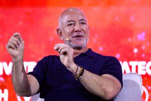 Džef Bezos i grupa investitora kupili udio u Liverpulu za više milijardi dolara