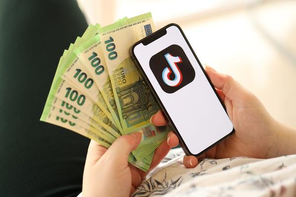 Falsifikatori reklamiraju lažni novac na TikToku