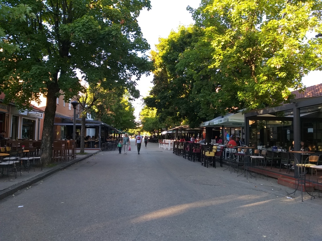 Dio Njegoseve ulice, popularno nazvane Sutomore, gdje je na 300 metara desetak lokala