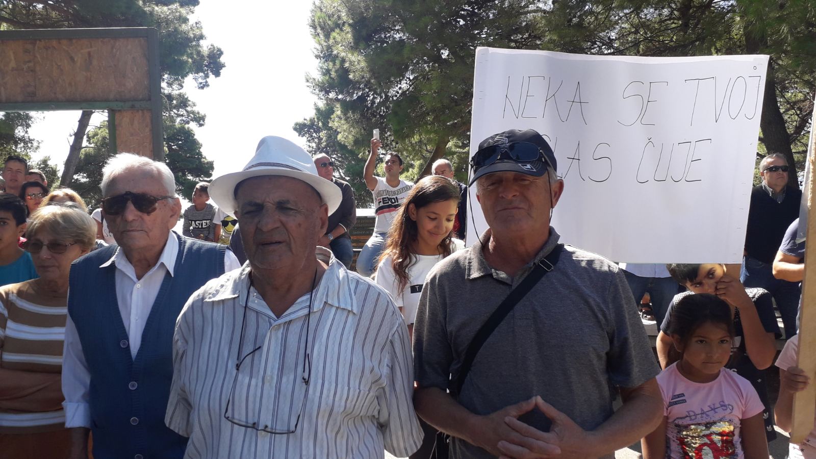 Protest u Borovoj šumi u Ulcinju