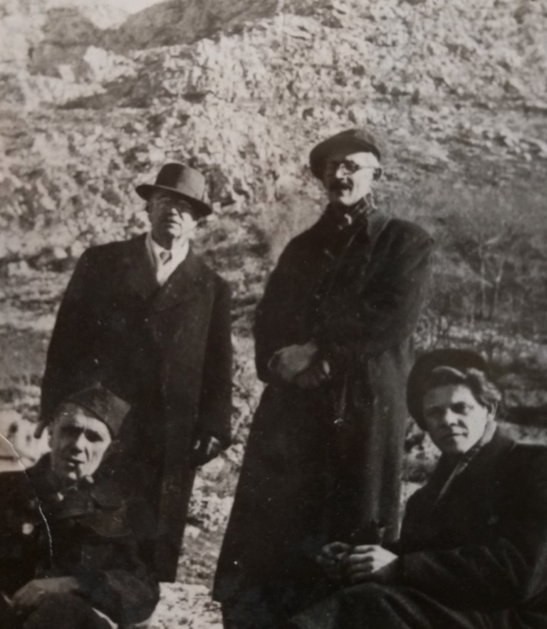 Čuče Petar Komnenić (lijevo), Ivan Goran Kovačić (desno), stoje Simo Milošević i Veselin Masleša