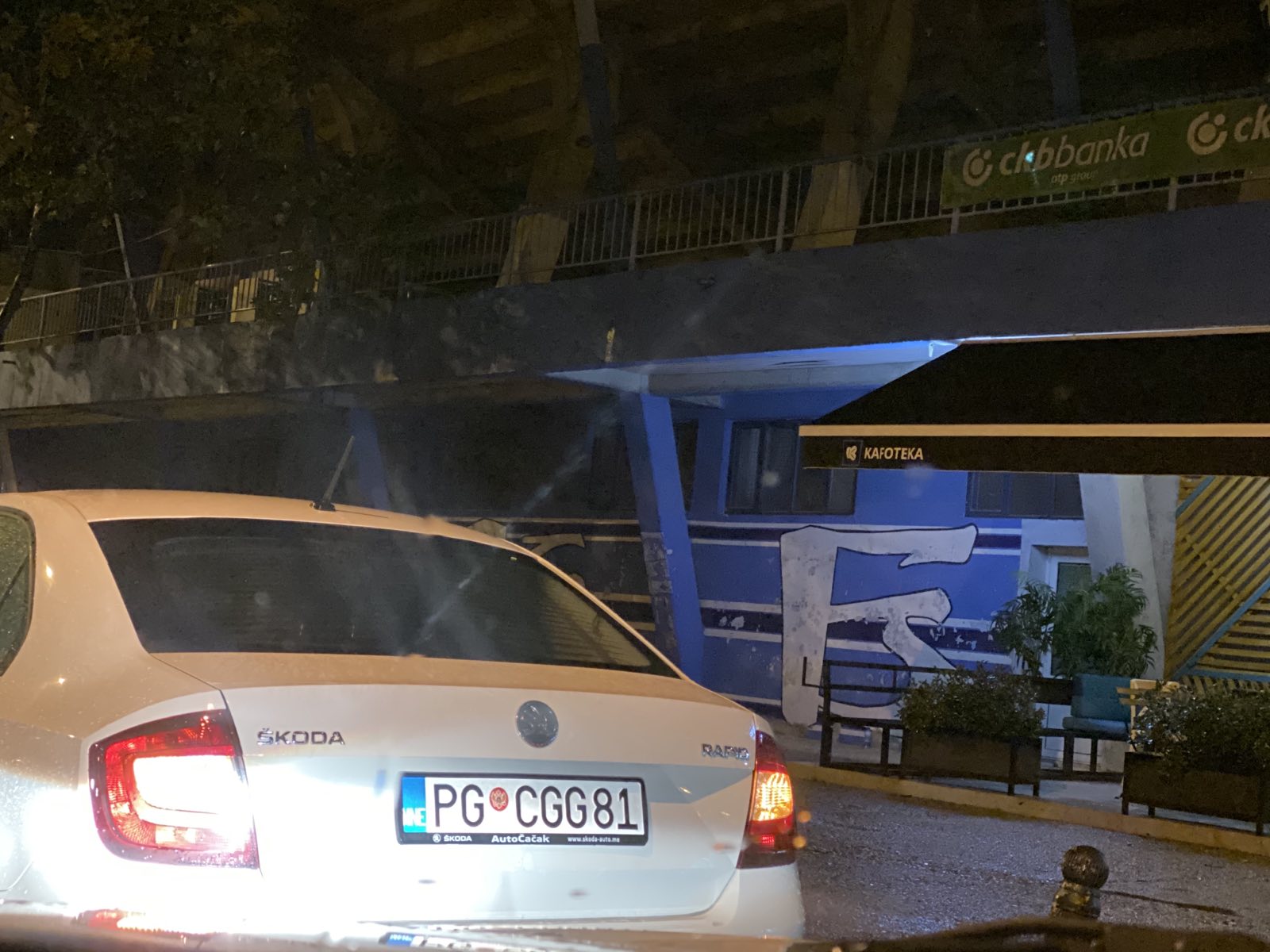 Službeno vozilo ispred stadiona Budućnosti