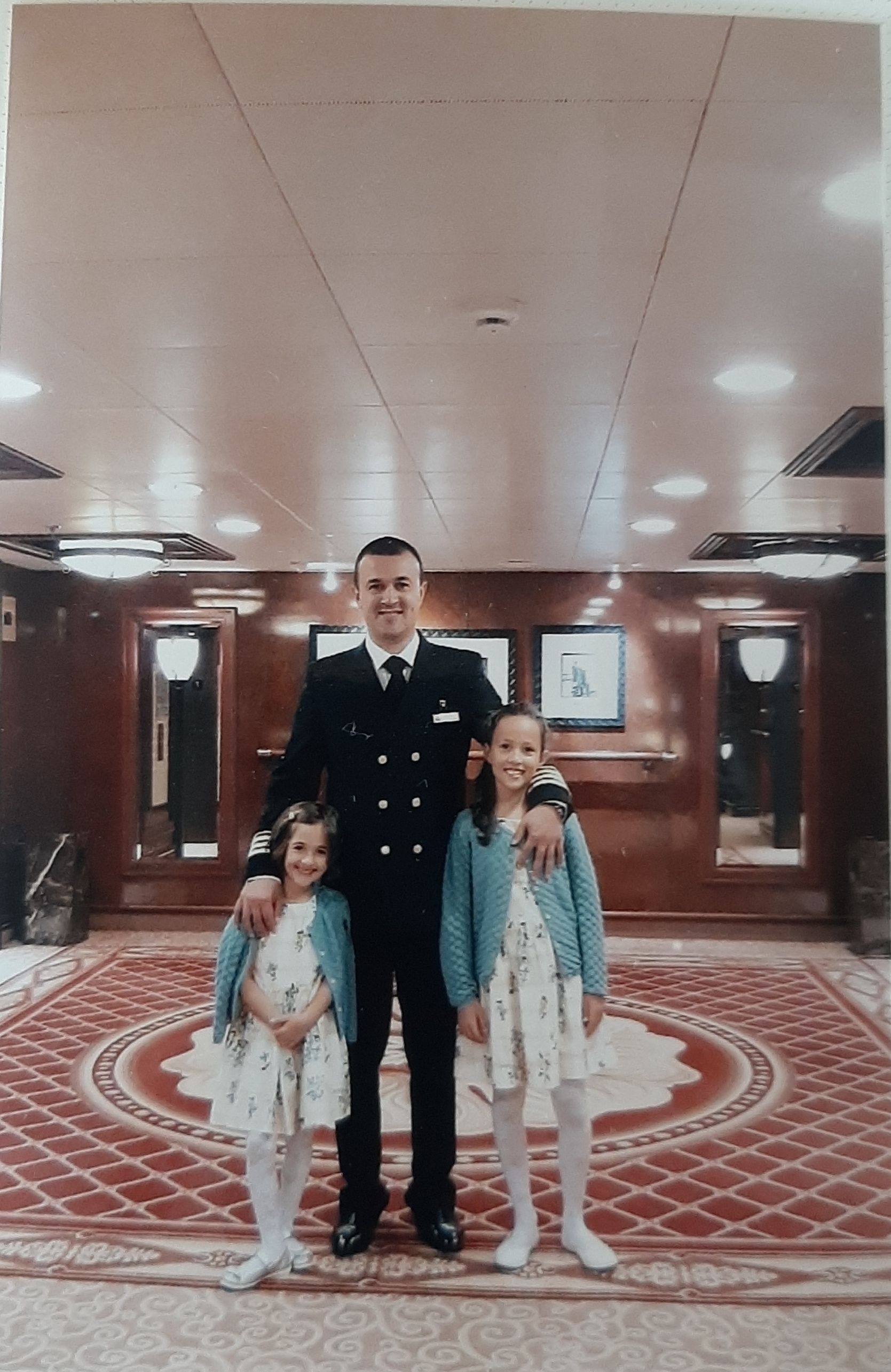Josip Franović sa kćerkama na brodu