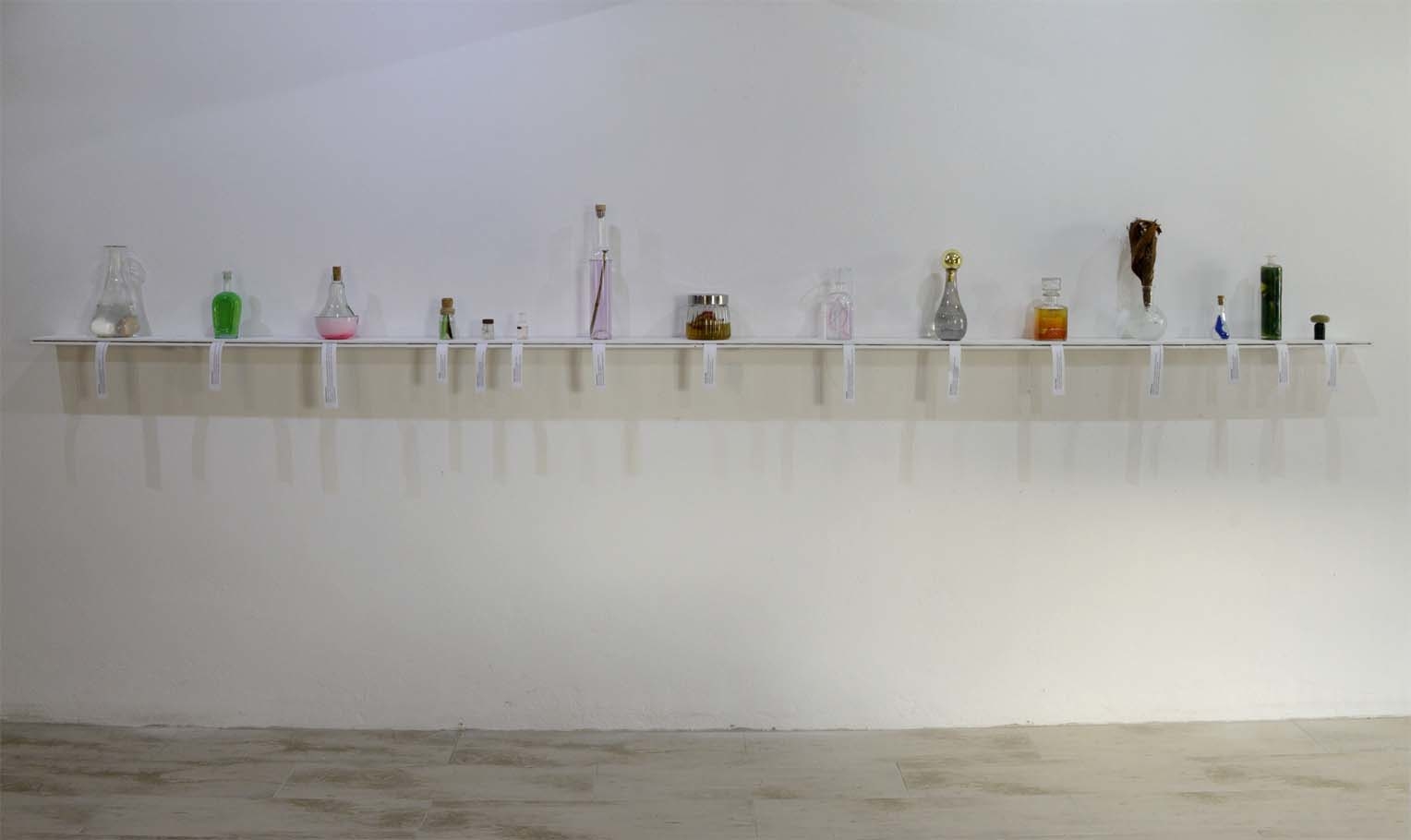 Instalacija staklenih boca “Magijske vode