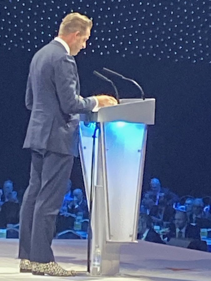 de Jong za govornicom