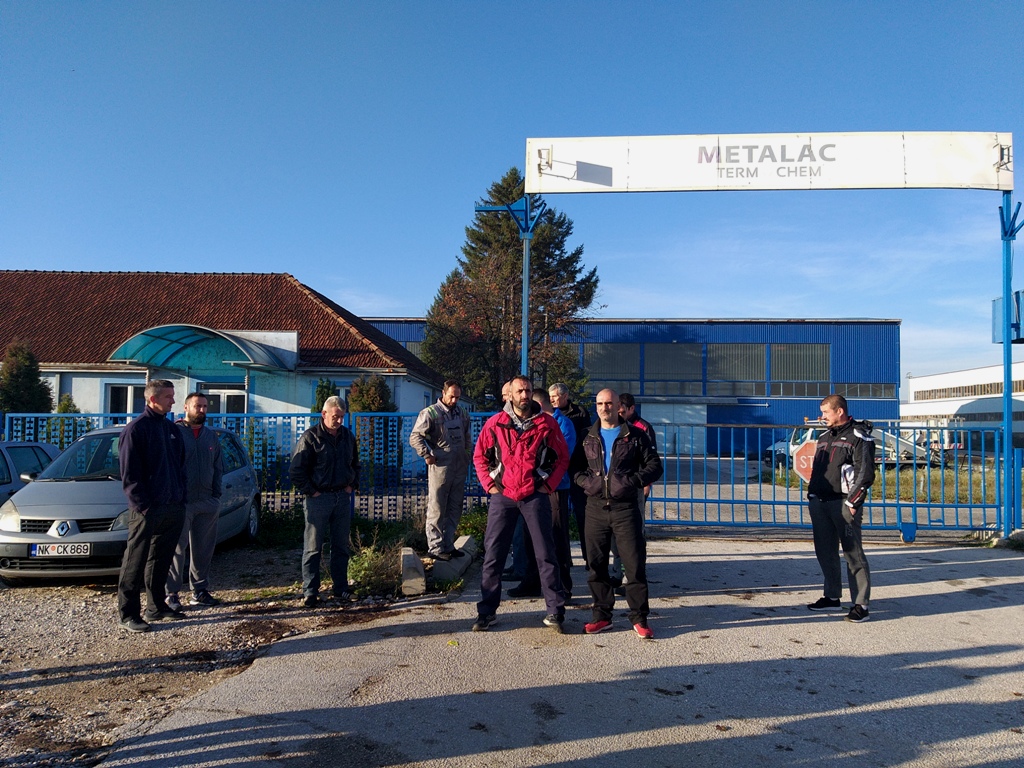 Radnici Metalca ispred fabrike