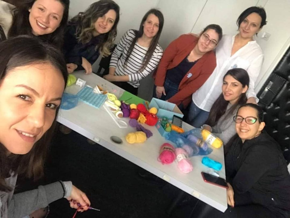 Volonterke koje izrađuju hobotnice radosnice