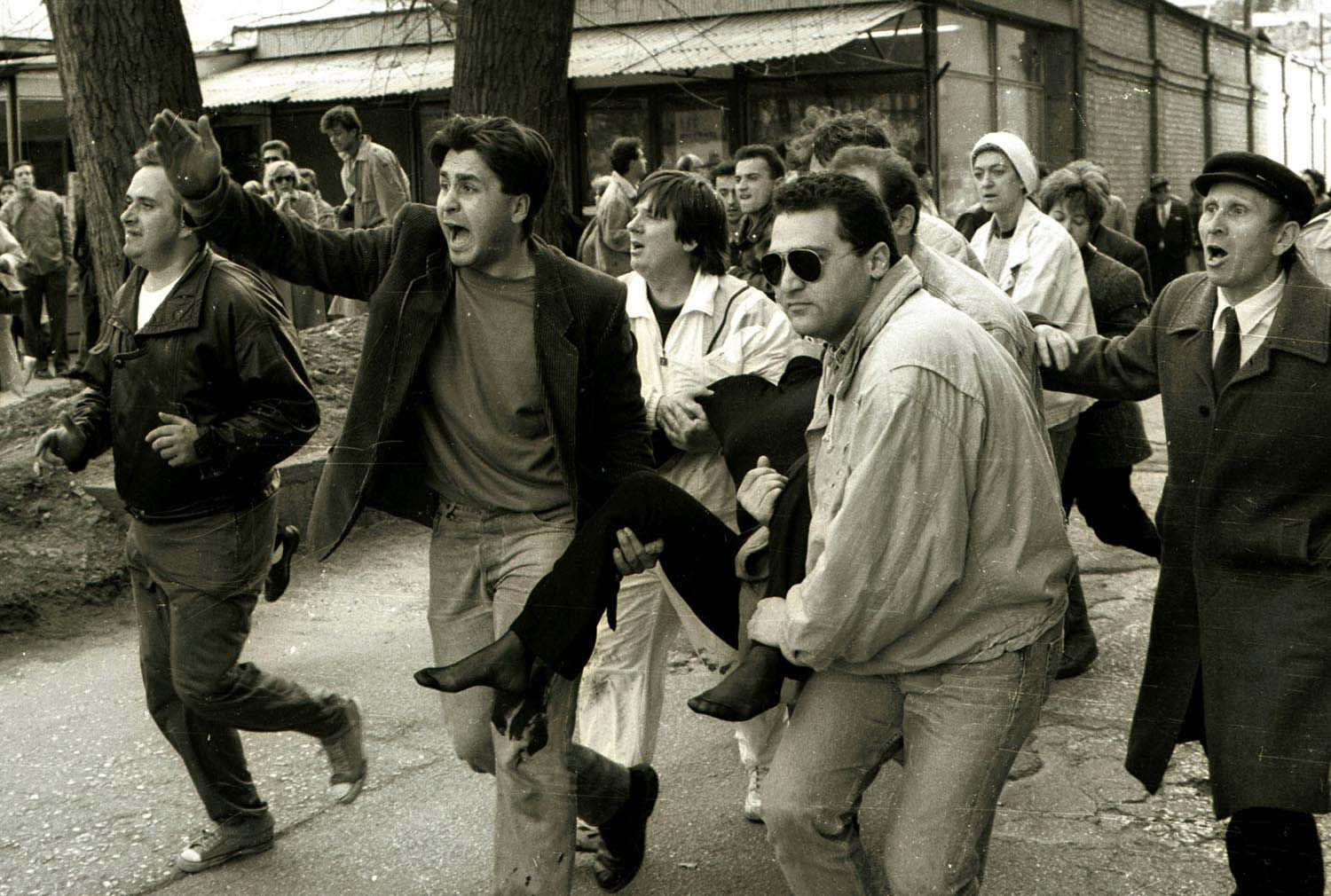 Građani Sarajeva nose Olgu Sučić, jednu od prvih žrtava rata u Bosni i Hercegovini: 5. april 1992.