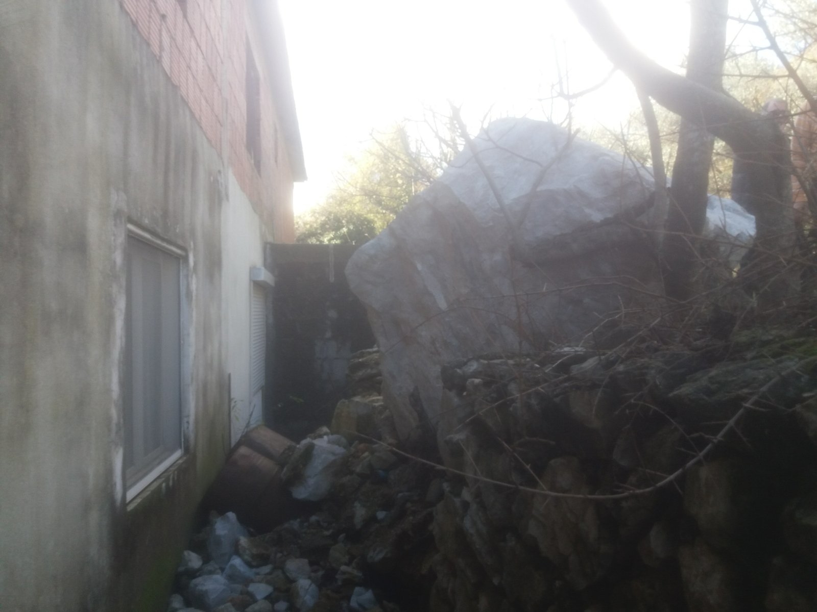 Stijena stala na 80 centimetara od kuće