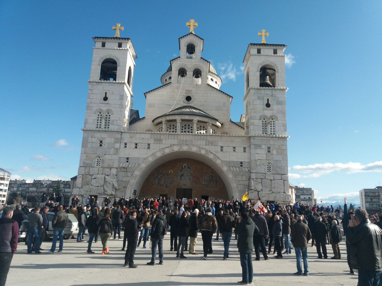 Građani ispred Hrama Hristovog vaskrsenja