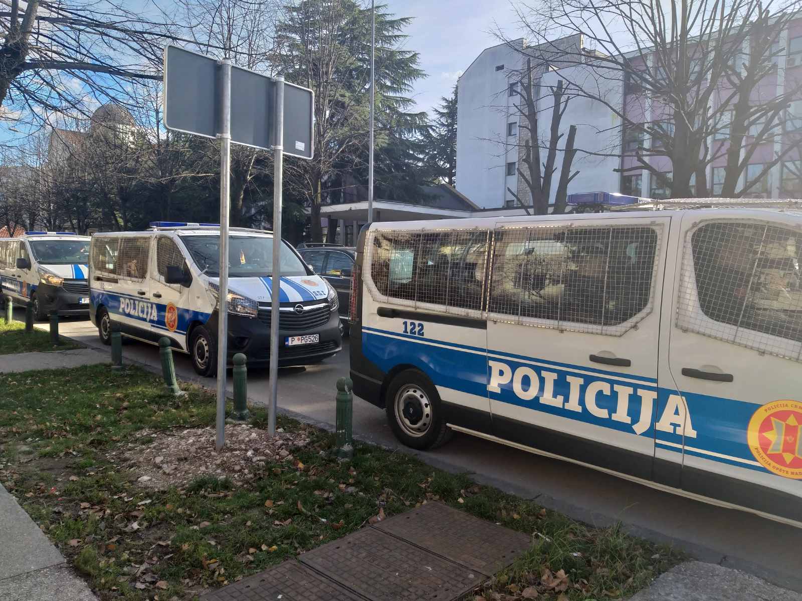 Policijska vozila preko puta EPCG