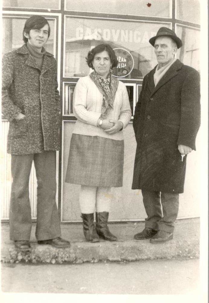 Porodica Bidžan šezdesetih godina ispred svoje radnje