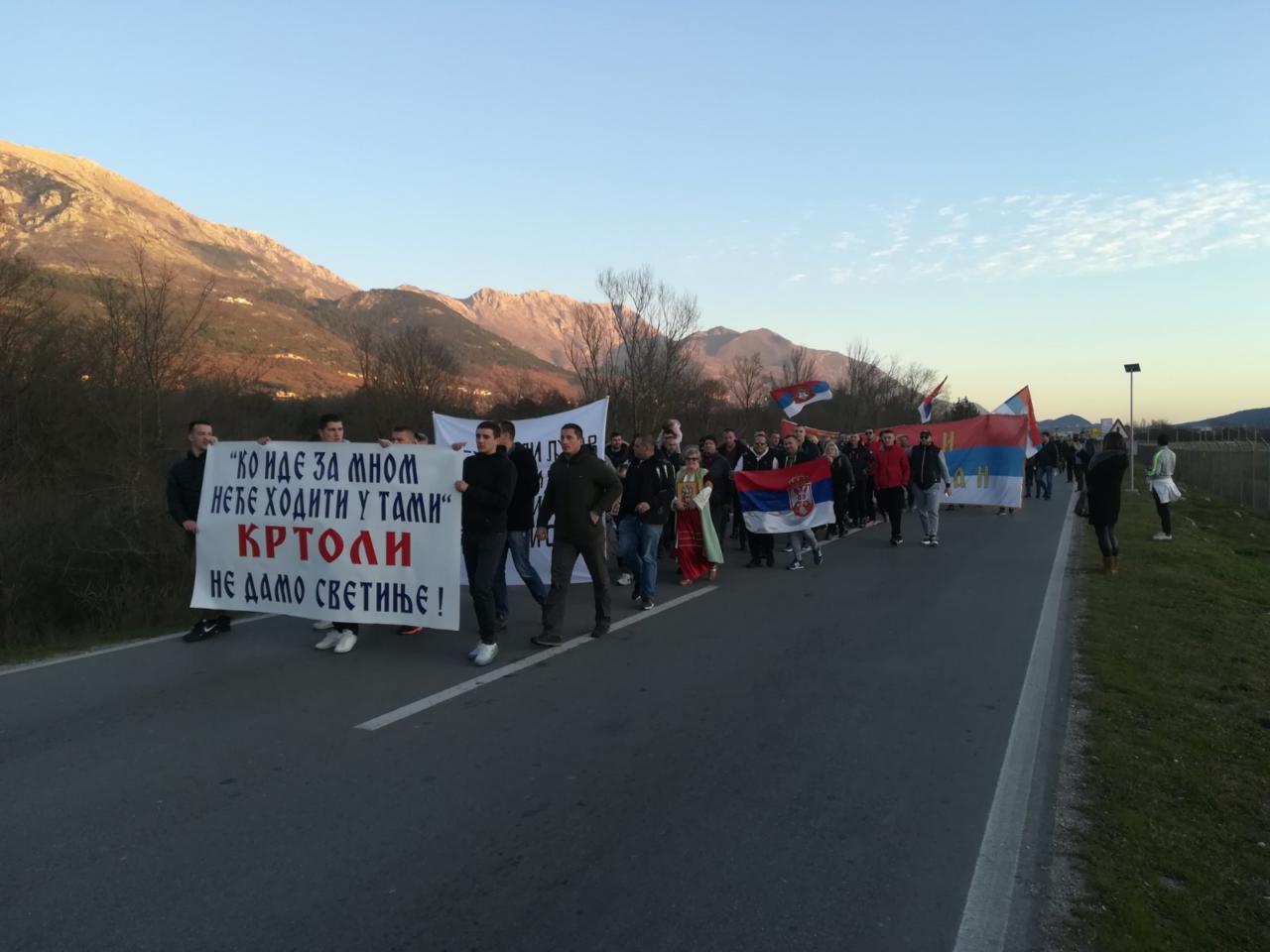 Vjernici na raskrsnici Tivat-Kotor-Budva