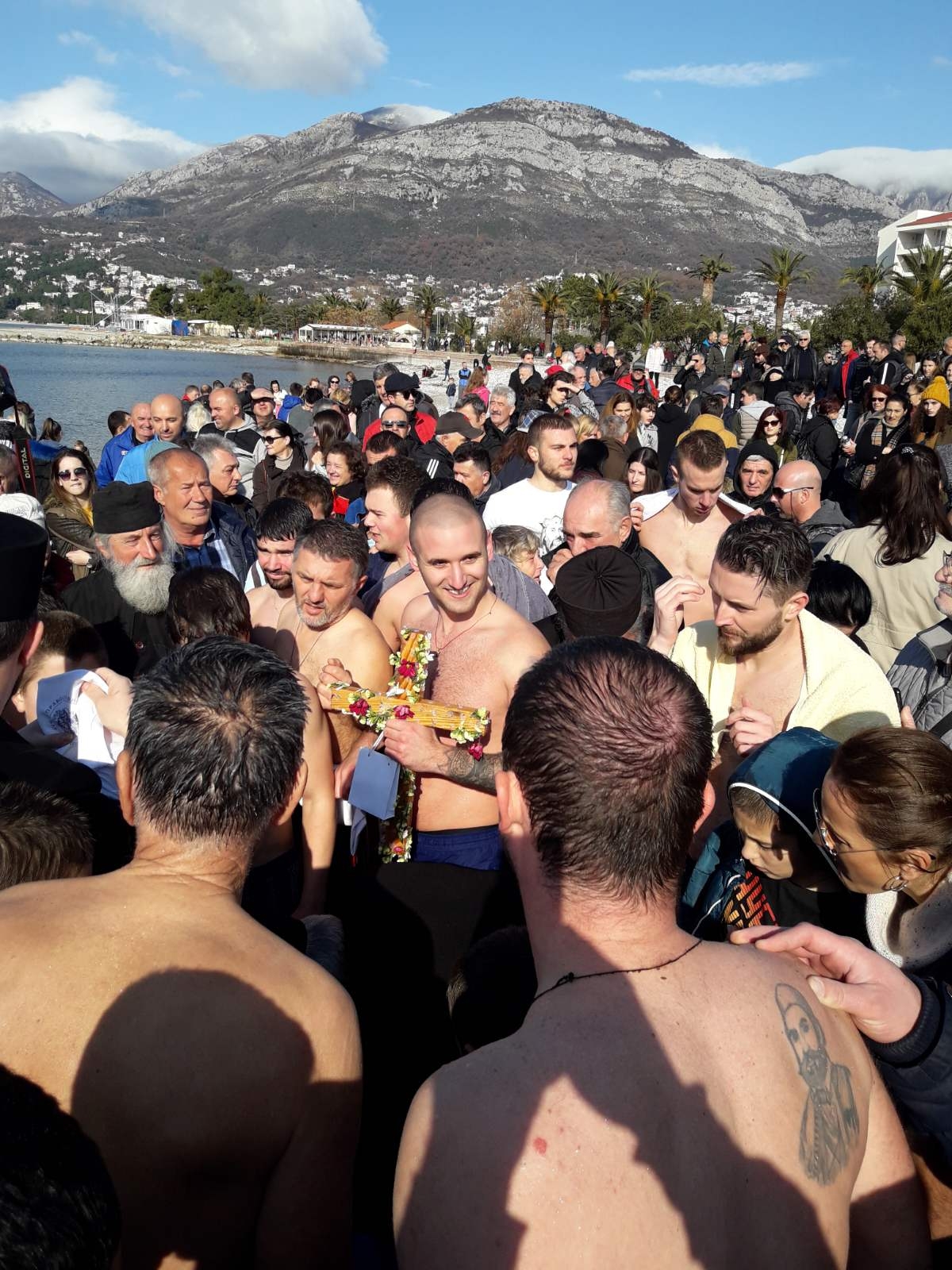 Sa plivanja za bogojavljenskim krstom u Baru