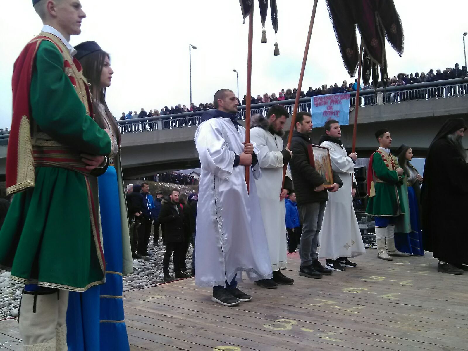 Mladići i djevojke u crnogorskim narodnim nošnjama