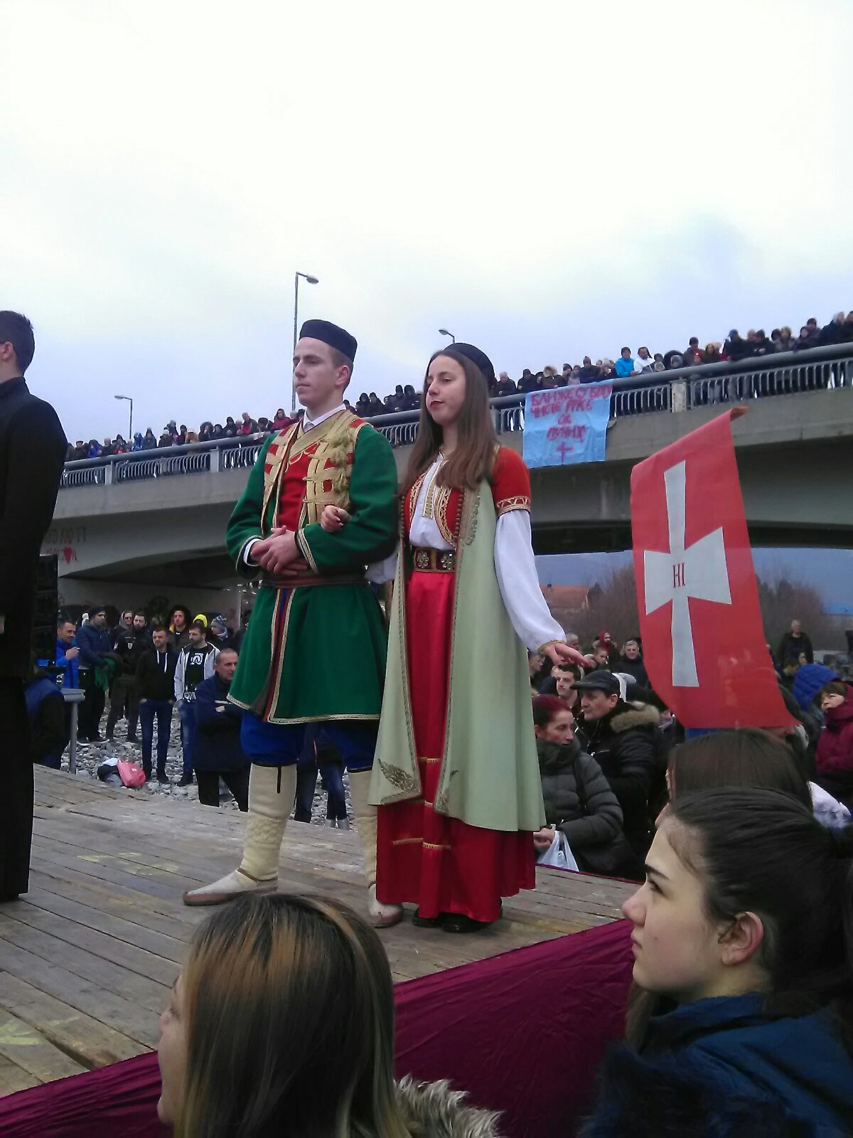 Mladić i djevojka u crnogorskim narodnim nošnjama