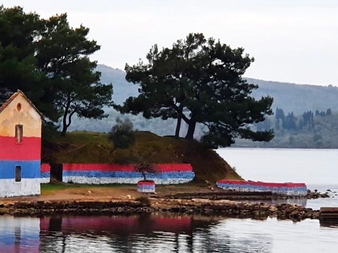 Jedan od spornih murala iscrtanih juce u Tivtu.