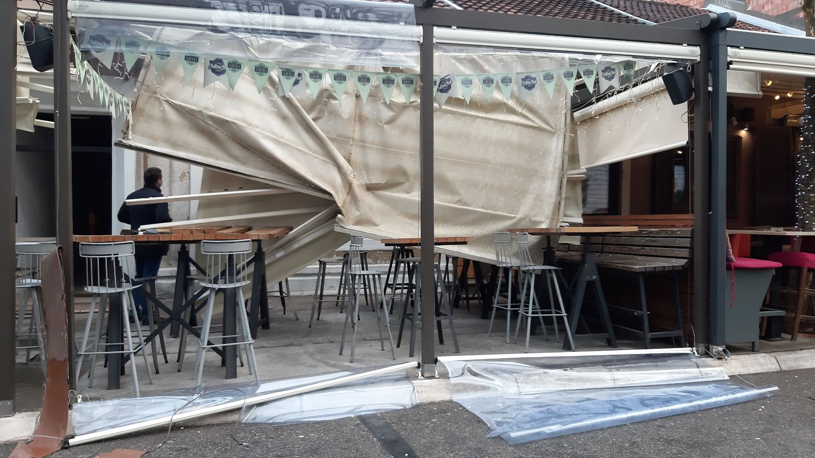 Ispred lokala Štrudla jutros