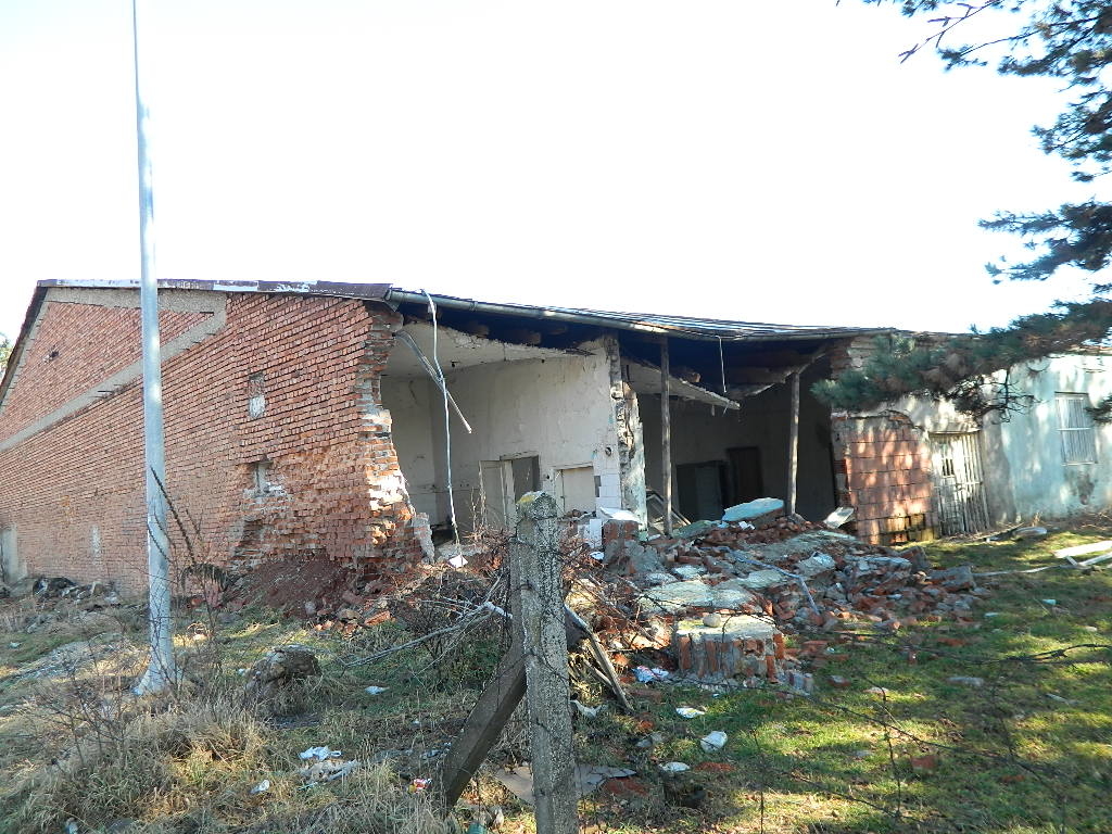 Dio ruiniranih hangara aerokluba