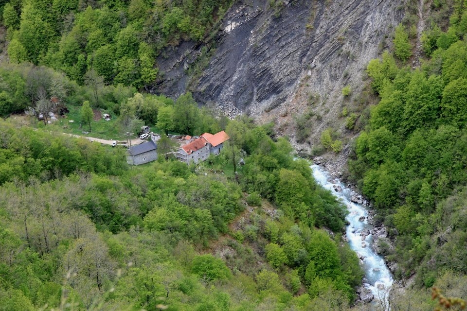 Pogled na manastir, kanjon rijeke