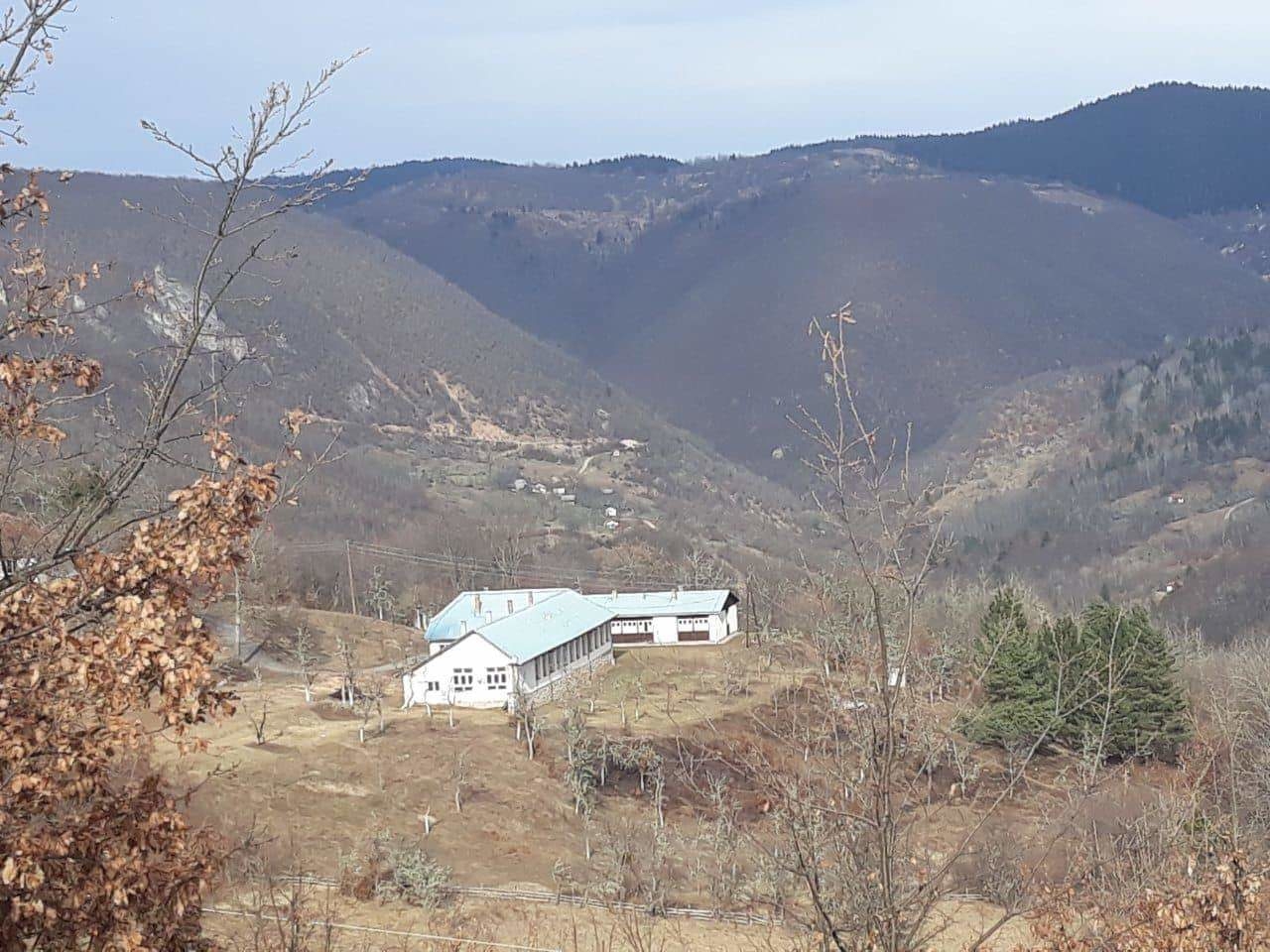 Škola i internat iza nje