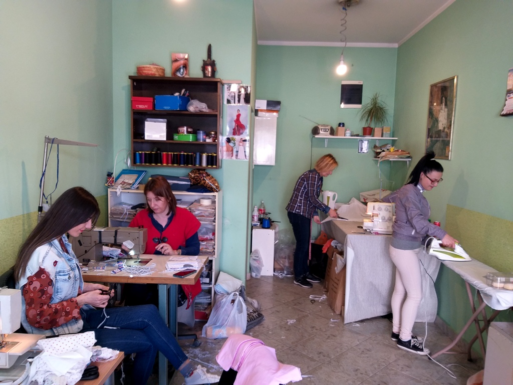 Raste broj onih koji šiju maske