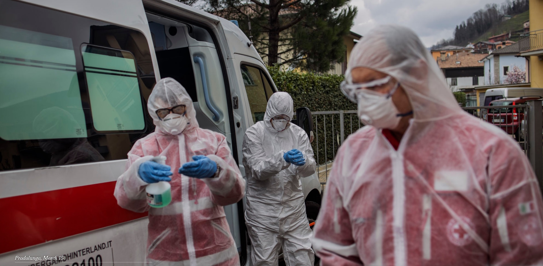 Pradalunga, 15. Mart Radnici Crvenog krsta se dezinfikuju kako se ne bi zarazili niti dalje širili virus.