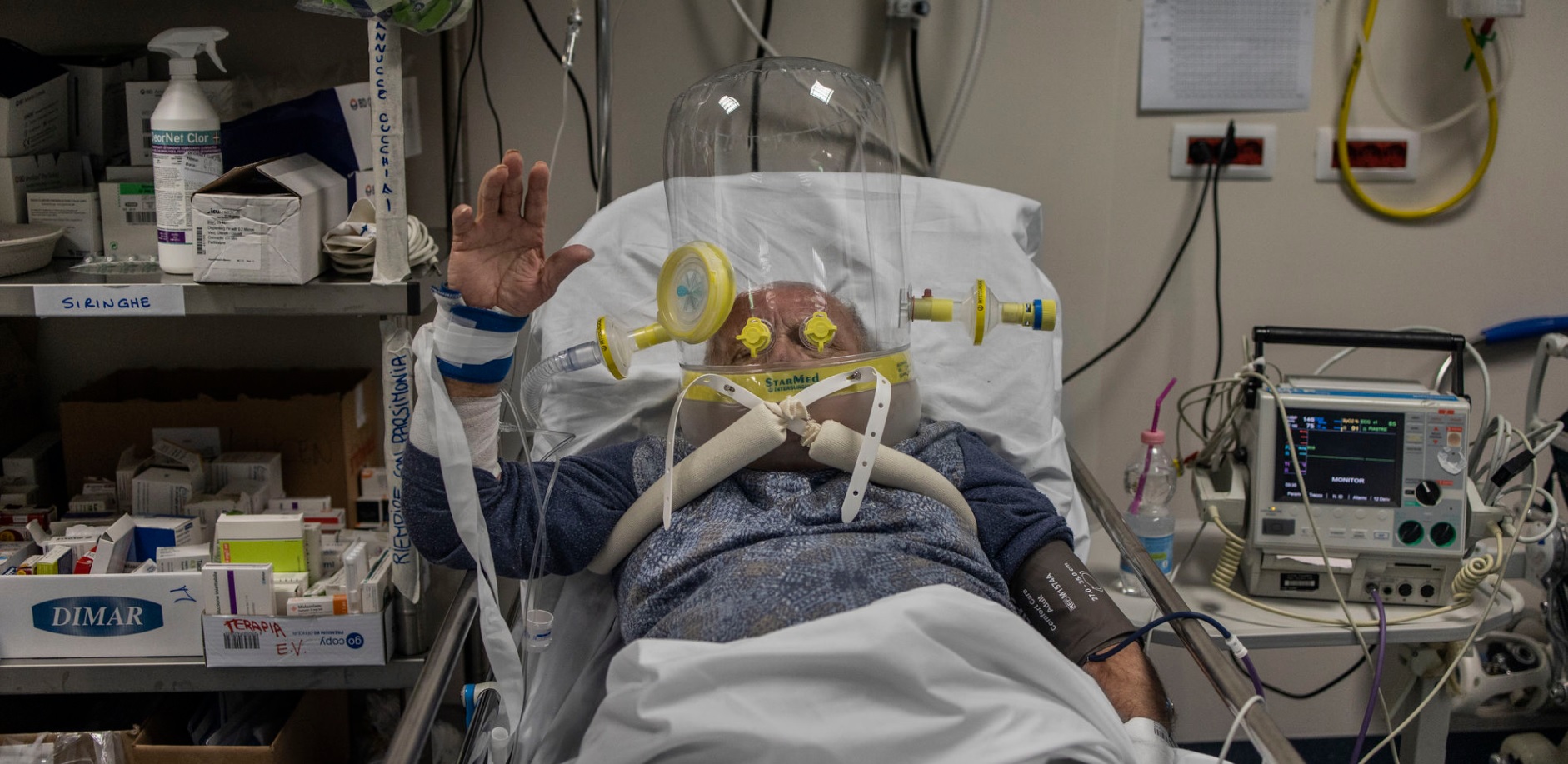 Bergamo, bolnica Papa Đovani, 21. mart Neki pacijenti nose providne plastične šlemove napunjene kiseonikom koji im pomažu da dišu.