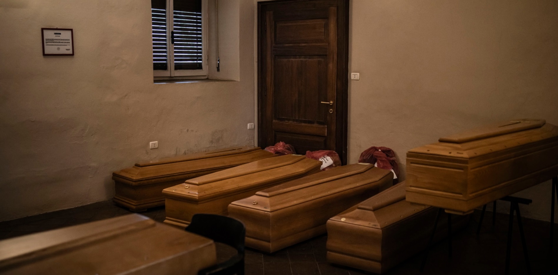 Alzano Lombardo, 16. mart U bolničkim mrtvačnicima kovčezi su naslagani u praznim prostorijama. Crvene plastične kese, u kojima su lični predmeti, označavaju žrtve koronavirusa.