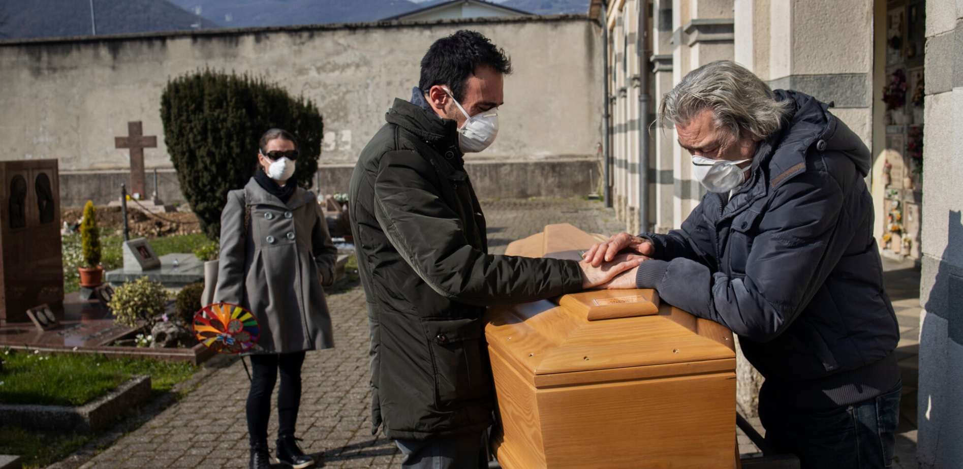 Alzano Lombardo, 21. mart Porodica Terezine Gregis je pronašla jedno od posljednja tri grobna mjesta.