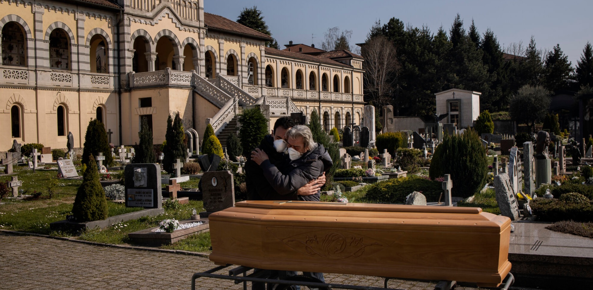 Alzano Lombardo, 21. mart Zbog zabrana koje su na snazi prisutna je samo mala grupa ožalošćenih.