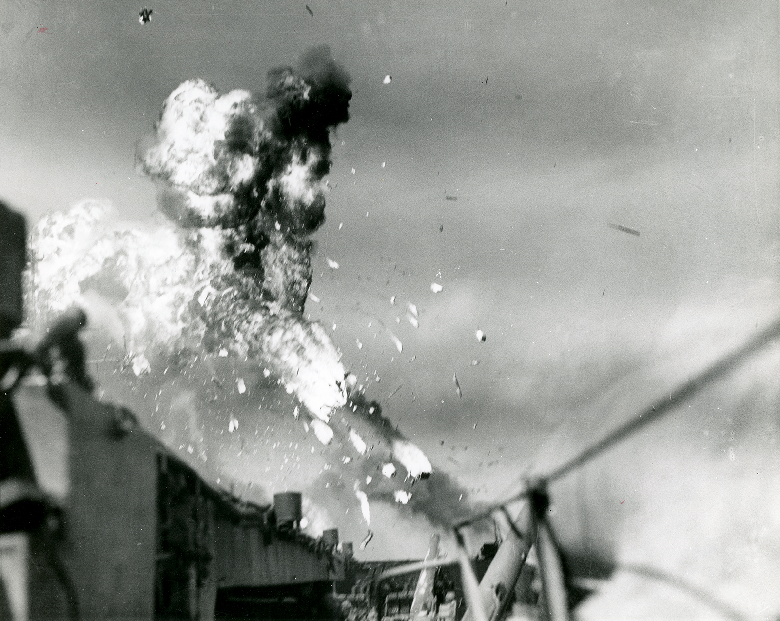 Ворвался в жизнь как камикадзе. Атака камикадзе 1944. Взрыв камикадзе. Камикадзе взрывающие.