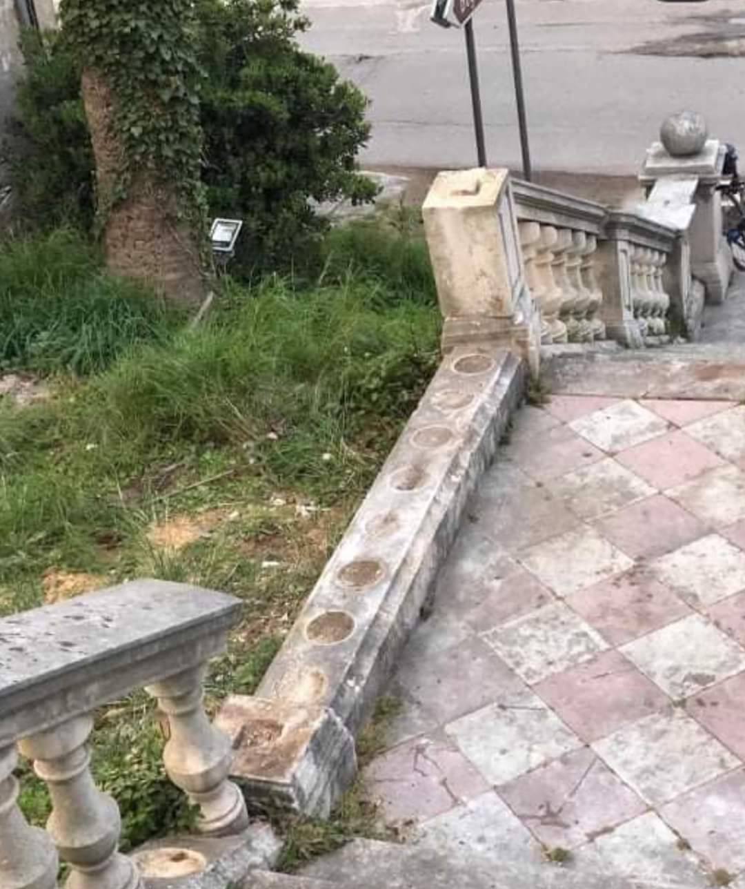 Uništen dio ograde stepeništa