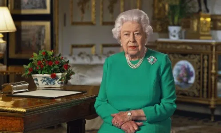 Elizabera II tokom obraćanja naciji