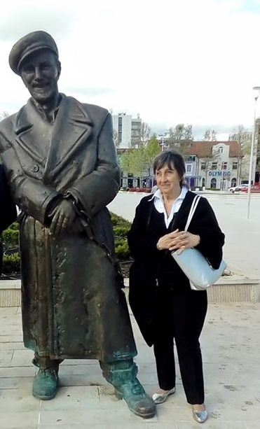 Čedomira Čupić pored spomenika