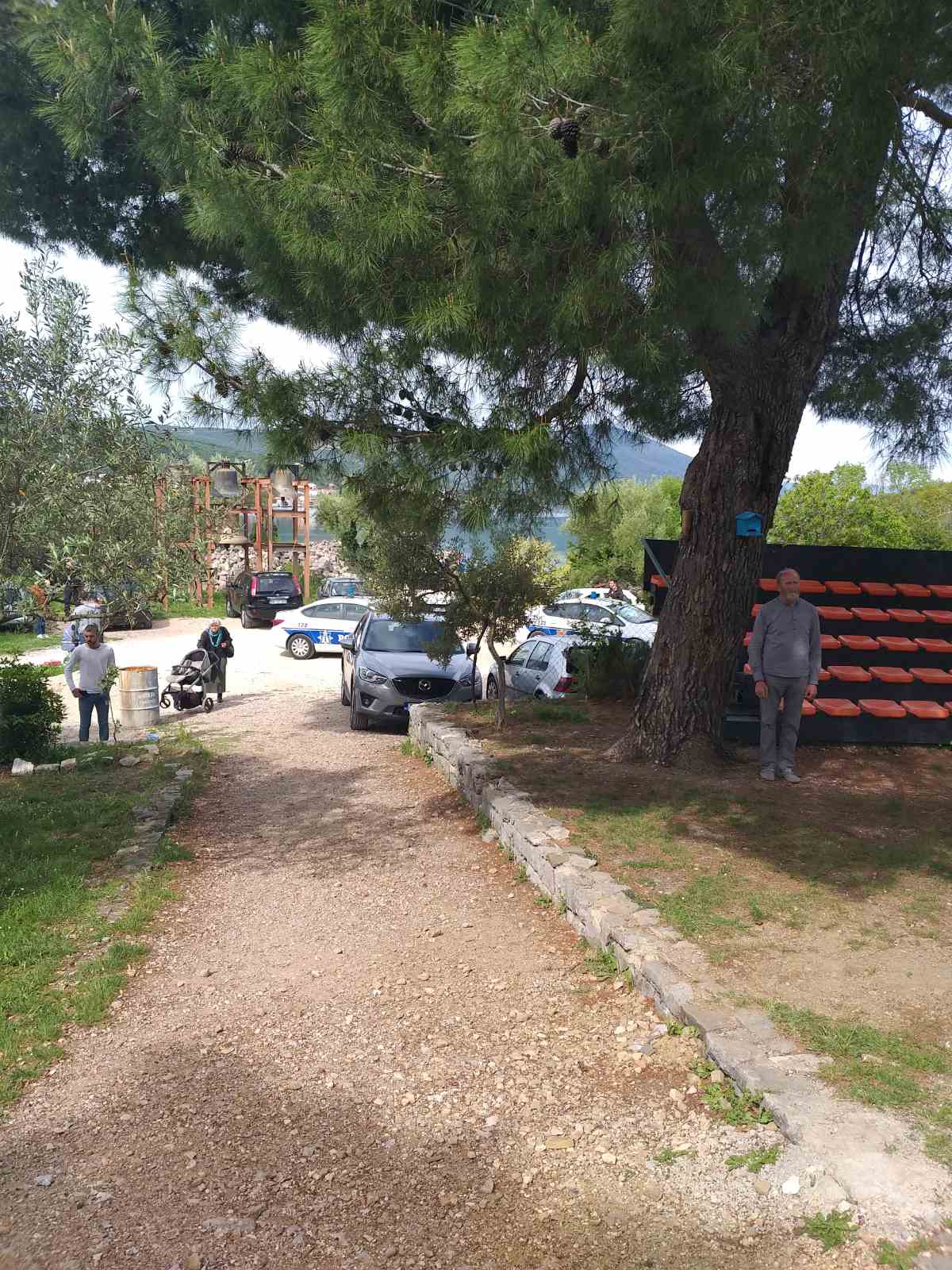 Policija ispred manastira Svetog Arhangela Mihaila na Prevlaci