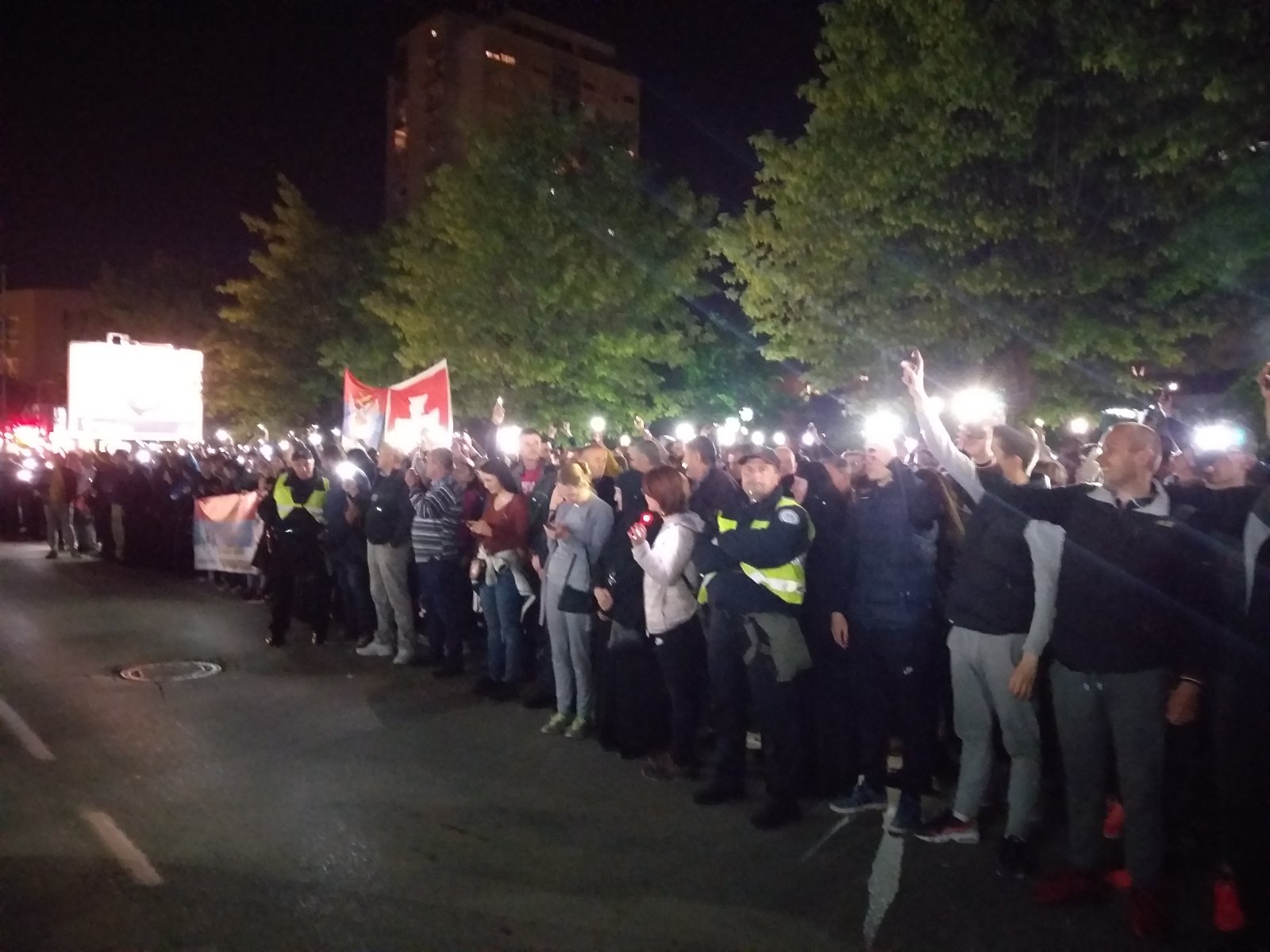 Građani mobilnim telefonima osvjetljavaju dio ulice Nikole Tesle u Nikšiću