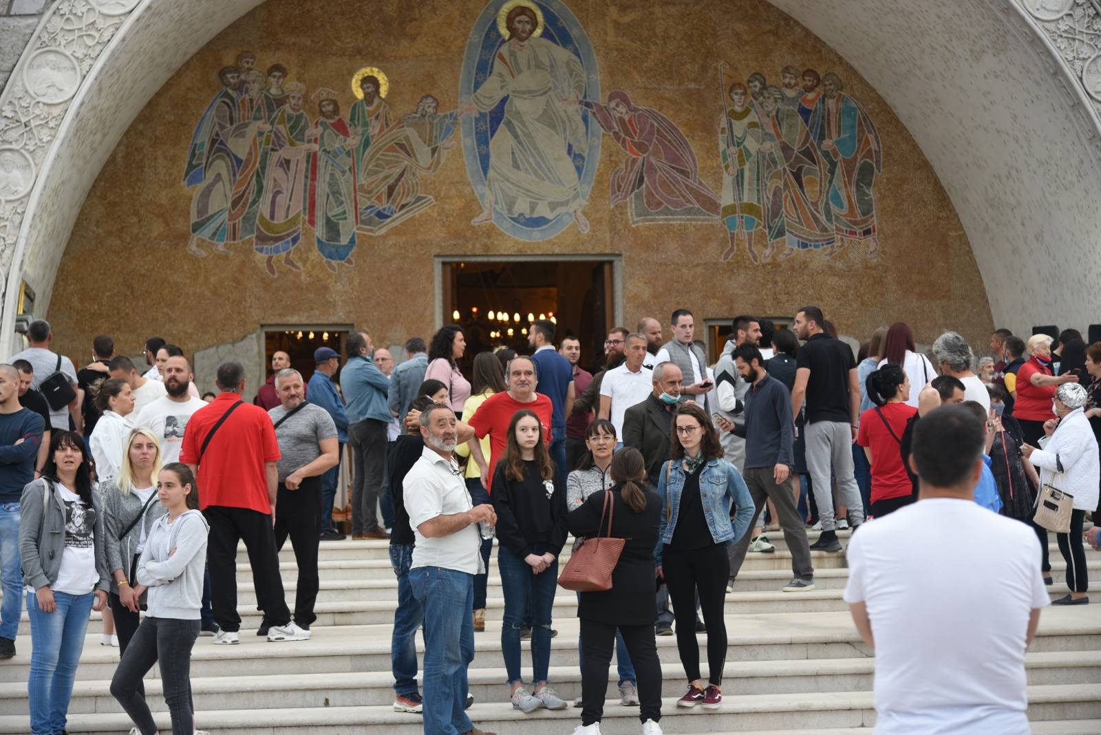 Okupljeni građani ispred Hrama Hristovog Vaskrsenja