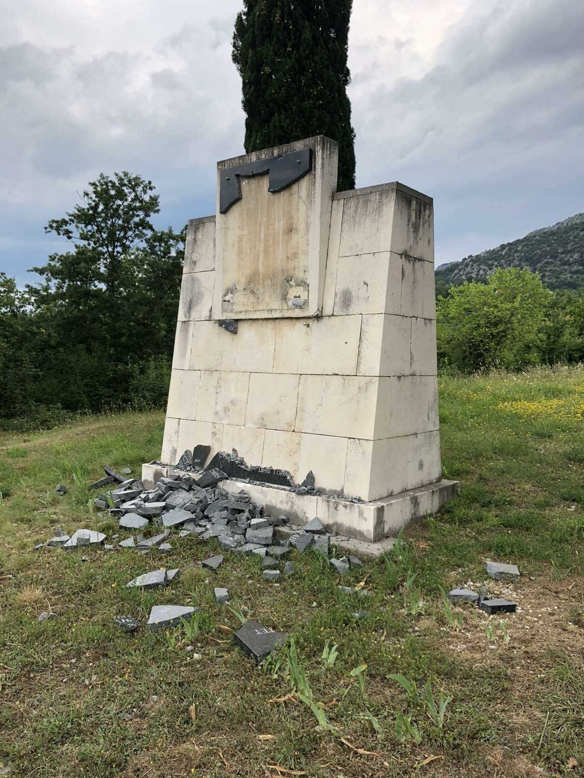 spomenik ravni laz polomljena ploča