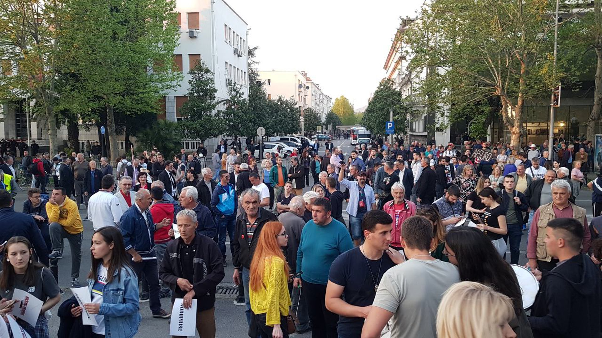 Građani se polako okupljaju ispred platoa Skupštine Crne Gore