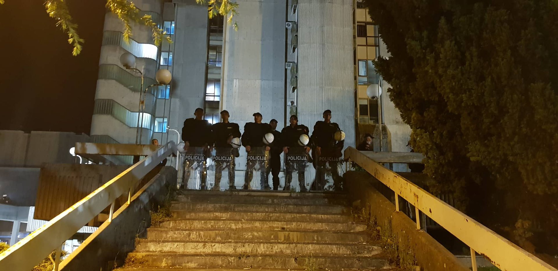 Policajci obezbjeđuju zgradu Javnog servisa