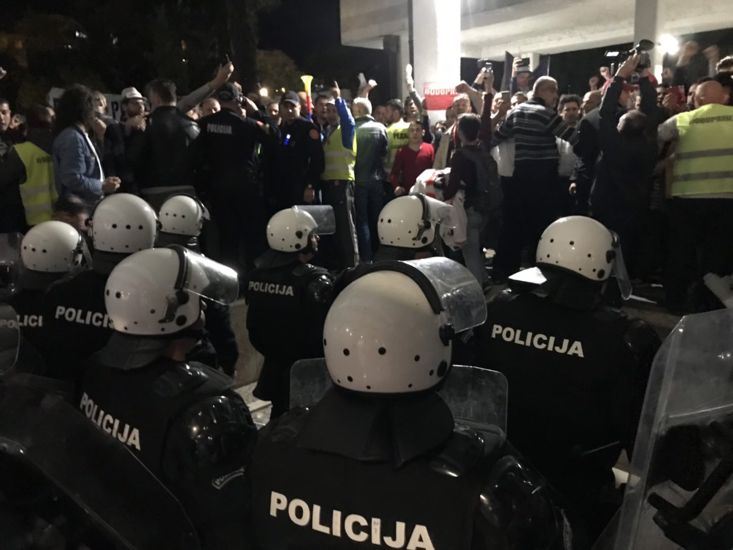 Ispred zgrade RTCG-a