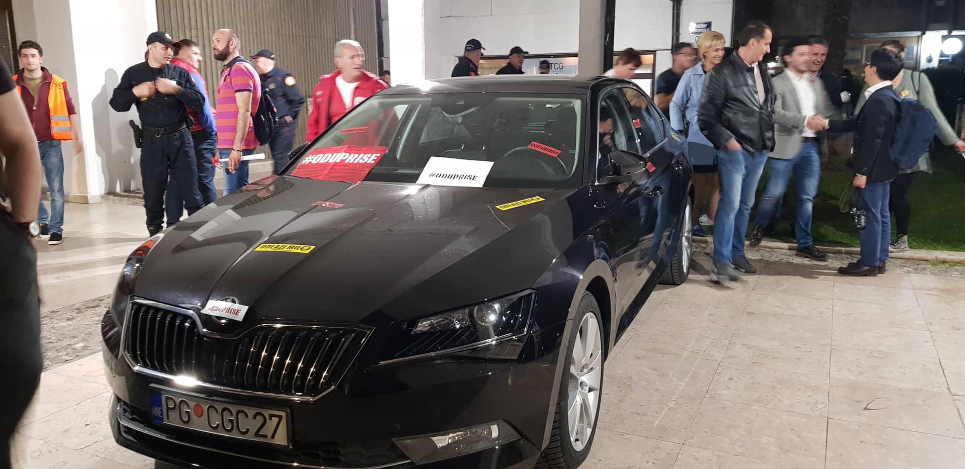 Automobil oblijepljen naljepnicama 