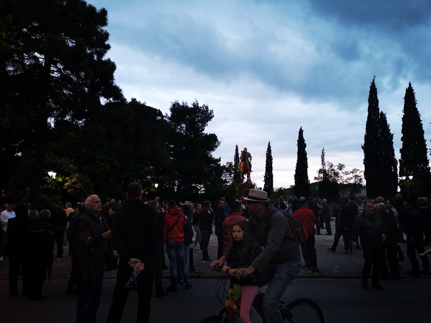 Građani ispred Skupštine CG