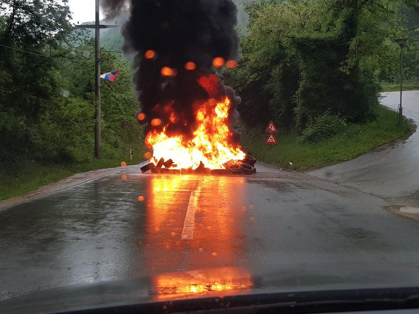 Zapaljene gume u mjestu Zupče
